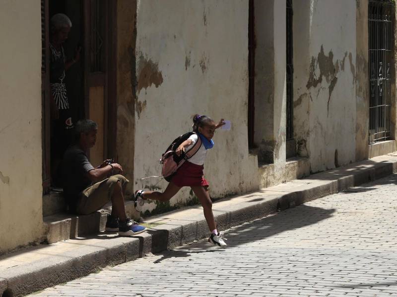 Fotografía del 5 de junio de 2026 que muestra a una niña caminando en una calle en La Habana (Cuba).