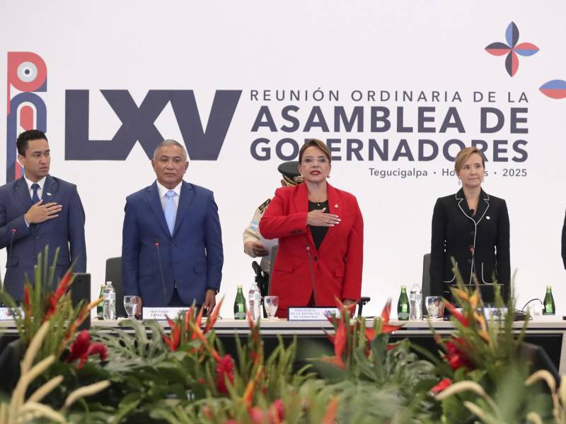 De izquierda a derecha, el secretario de Estado en el Despacho de Finanzas de Honduras, Christian David Duarte, el primer ministro de Belice, Juan Antonio Briceño, la presidenta de Honduras, Xiomara Castro, la presidenta ejecutiva del Banco Centroamericano de Integración Económica (BCIE), Gisela Sánchez, y el vicepresidente del BCIE, Jaime Díaz Palacios.