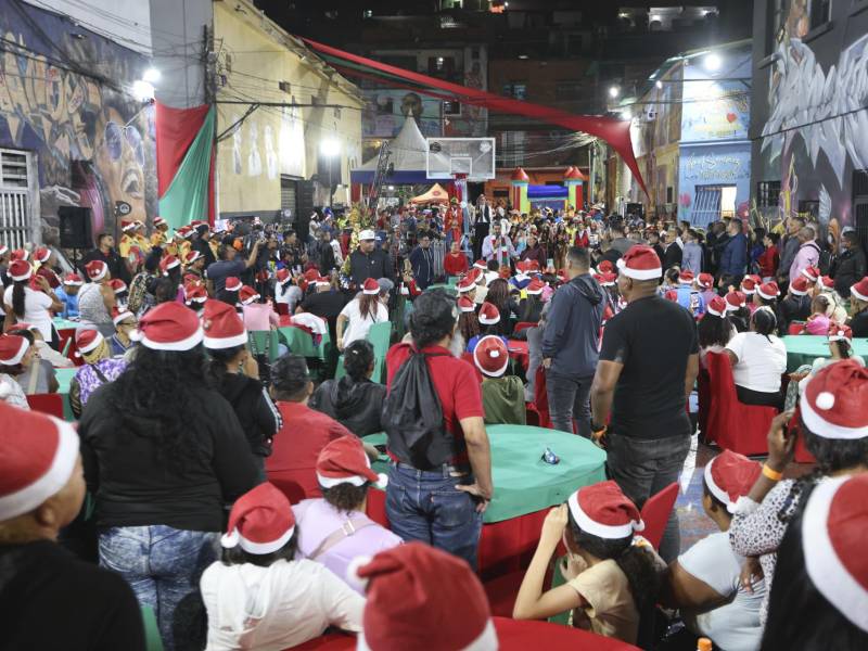 Fotografía cedida por el Palacio de Miraflores del presidente de Venezuela, Nicolás Maduro (2-d) y su esposa Cilia Flores (2-i), participando durante un acto de gobierno este martes, en Caracas (Venezuela)