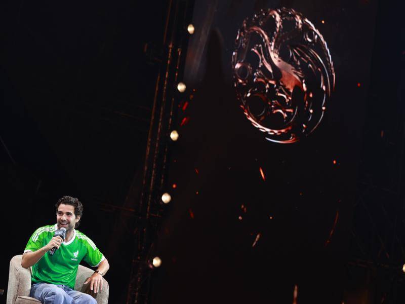 El actor británico Fabien Frankel habla en el foro de la CCXP México el sábado, en Ciudad de México (México).