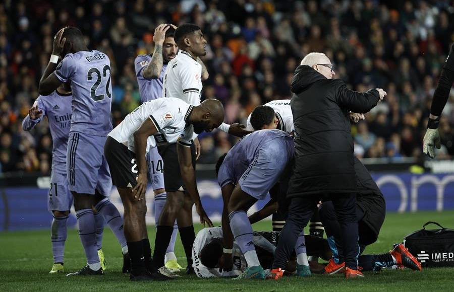 El futbolista tuvo que ser atendido durante varios minutos, rodeado por sus compañeros de equipo e incluso rivales, algunos de los cuales se llevaban las manos a la cabeza ante la gravedad de la lesión.