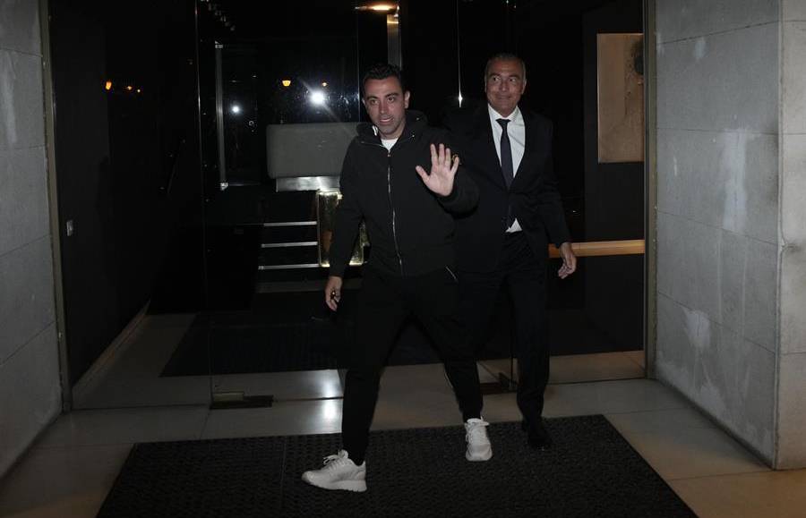 Sin embargo, este miércoles, Xavi y Laporta sostuvieron una reunión, en donde se tomó la decisión de que siguiera en el banquillo del club, pero le pusieron inéditas condiciones.