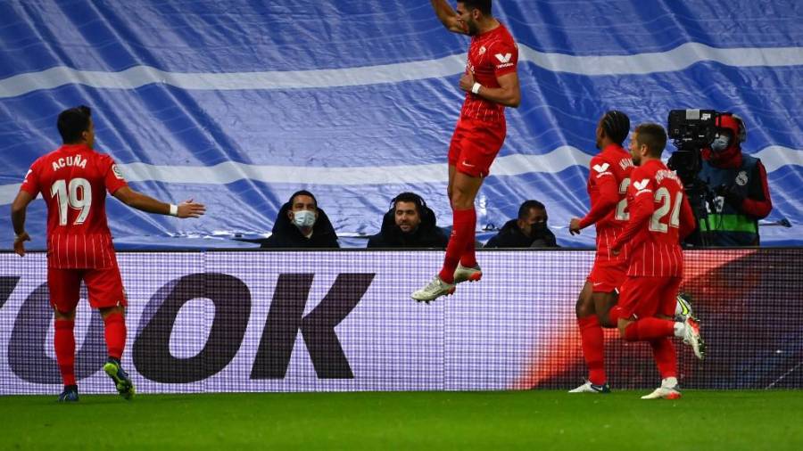 $!El delantero Rafa Mir festejando el gol del Sevilla que abrió el marcador en el Santiago Bernabéu.