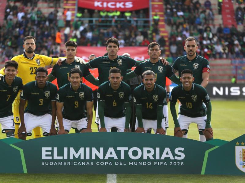 Jugadores de la selección de Bolivia forman este martes, en un partido de las eliminatorias sudamericanas para el Mundial de 2026 entre las selecciones de Bolivia y Uruguay en el estadio Municipal de El Alto, en la ciudad de El Alto (Bolivia).
