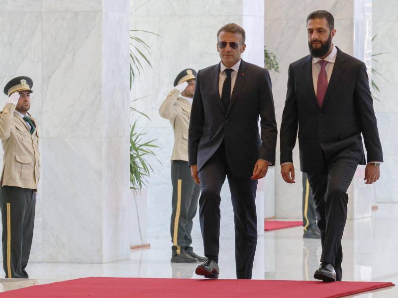 El presindente francés Emmanuel Macron y el presidente sirio Ahmad al Sharaa en el Palacio Presidencial en Damasco.