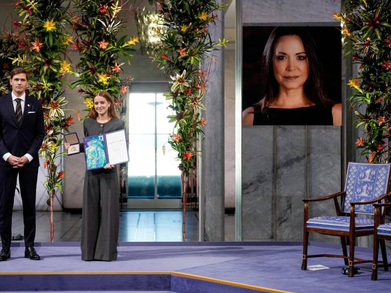 Ana Corina Sosa, hija de la opositora venezolana María Corina Machado, aceptó el Nobel de la Paz en nombre de su madre.
