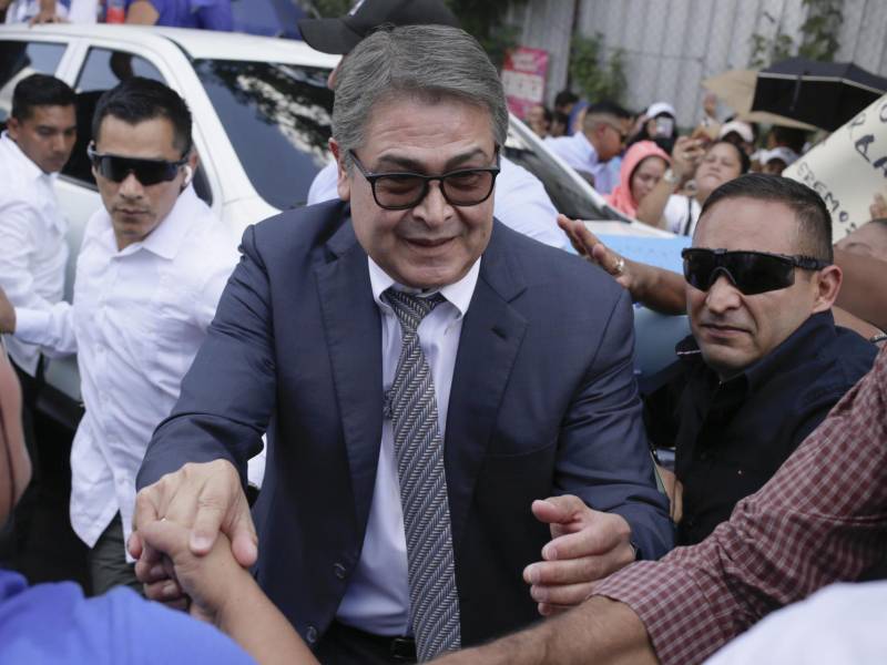 El expresidente de Honduras Juan Orlando Hernández saluda previo a una audiencia del proceso por fraude y lavado, este martes en Tegucigalpa (Honduras). EFE/ Gustavo Amado