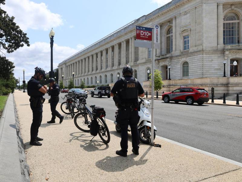 Integrantes de la Policía del Capitolio de los Estados Unidos custodian una calle, en Washington (Estados Unidos).