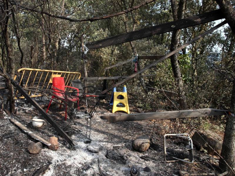 El fuego declarado en la localidad leonesa de Yeres y que ha afectado al espacio natural de Las Médulas, catalogado por la Unesco como Patrimonio de la Humanidad y corazón turístico de la comarca leonesa de El Bierzo.