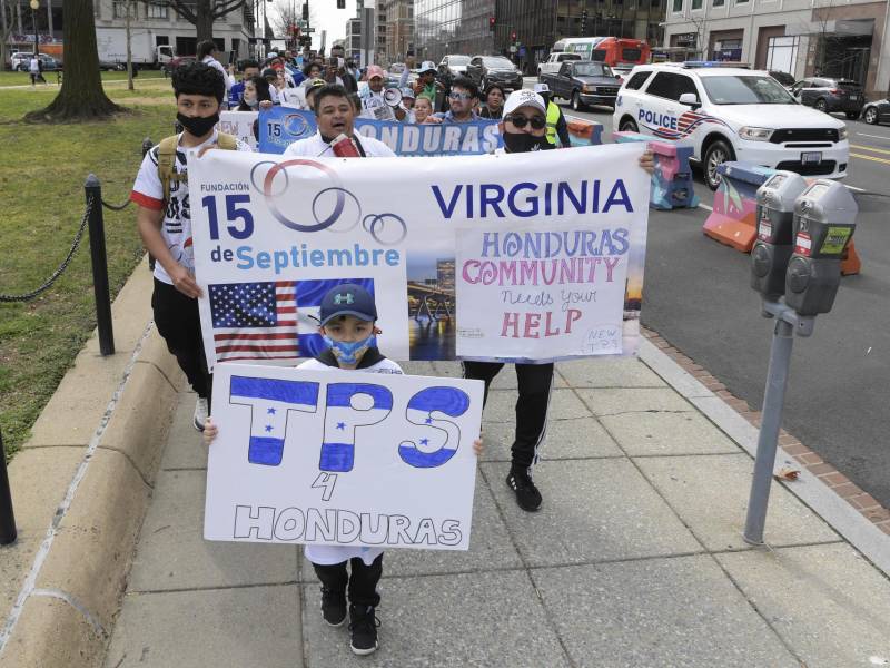 Los demandantes alegan que la terminación del programa es ilegal.
