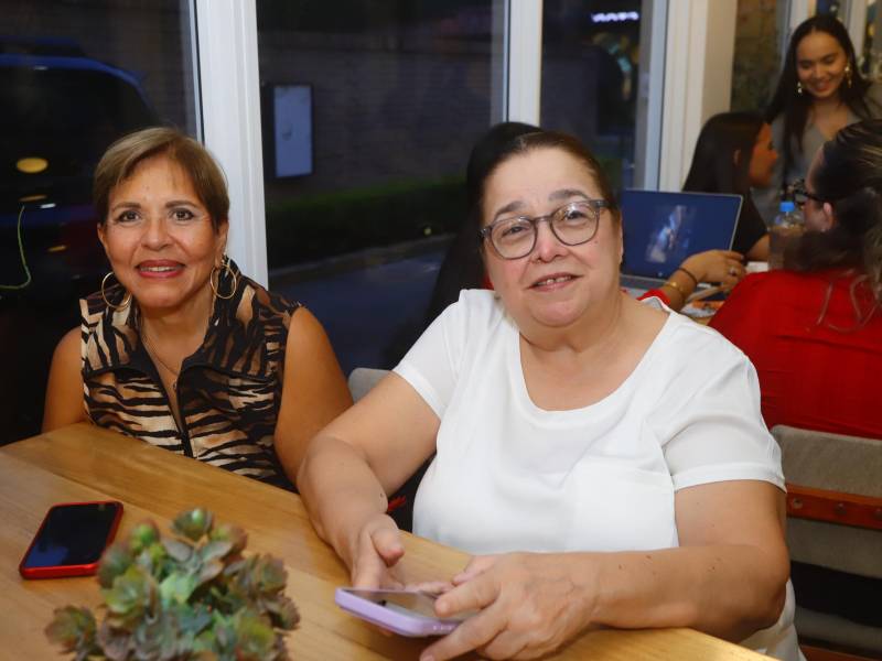 Rosibel Molina y Carolina Cueva.