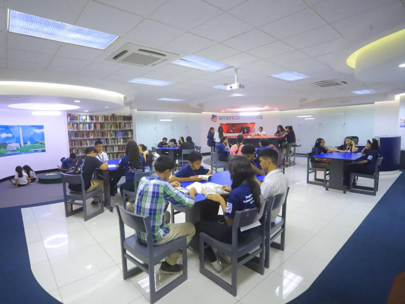 Ubicado en el barrio Guamilito, el Centro Cultural Sampedrano posee auditorio y salas de teatro para diversos eventos, así como una moderna biblioteca y cómodas aulas de clase para sus alumnos.