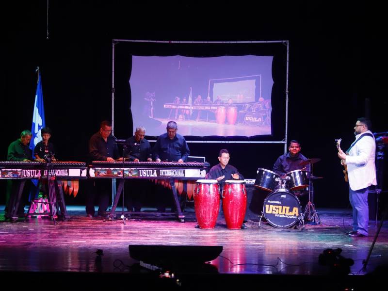 La Marimba Usula Internacional hizo estremecer el auditorio con un popurrí folklórico, mismo que Moisés Canelo interpretaba con gran orgullo catracho.