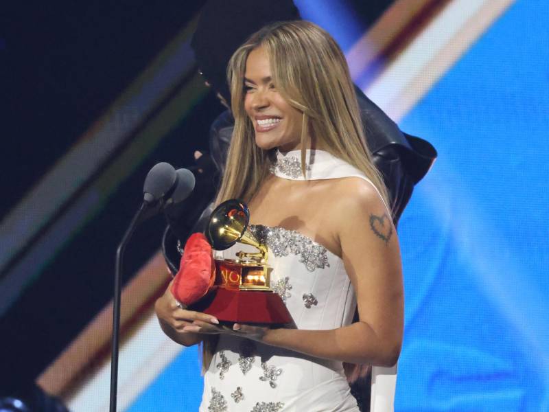 La cantante y compositora colombiana Karol G asiste al evento de alfombra roja de la 26.ª edición de los Premios Grammy Latinos en el MGM Grand Garden Arena de Las Vegas, Nevada (Estados Unidos), el 13 de noviembre de 2025.