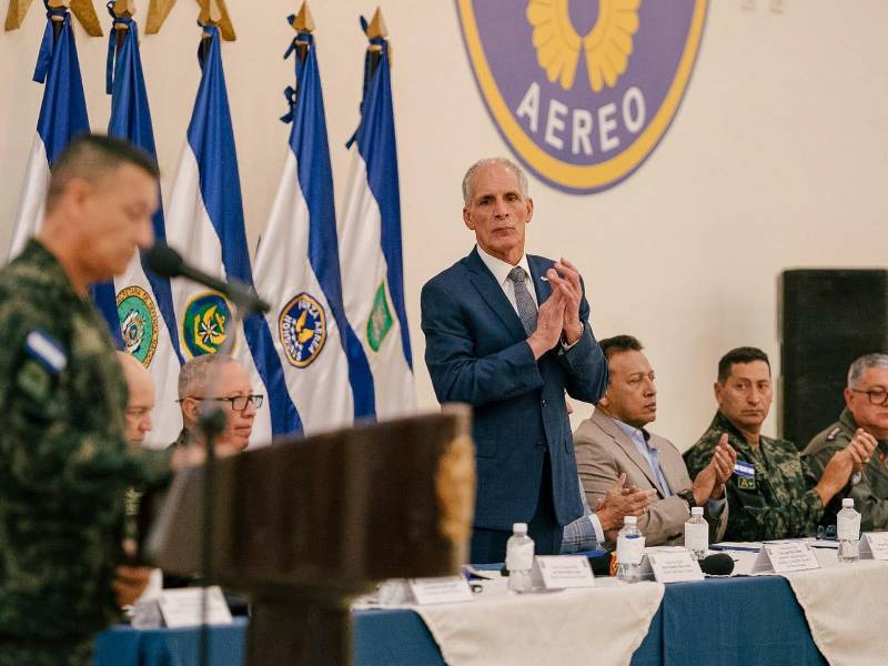 El mandatario estuvo como invitado de honor en la ceremonia y protocolo militar “200 Años al Servicio de la Patria”.