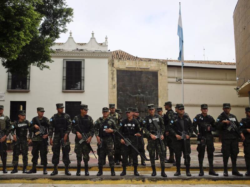 Integrantes del Ejército custodian el Congreso Nacional en Tegucigalpa