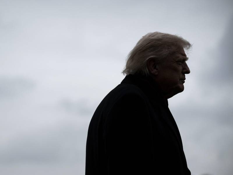 El presidente de Estados Unidos, Donald Trump, habla con miembros de los medios de comunicación en el jardín sur de la Casa Blanca.