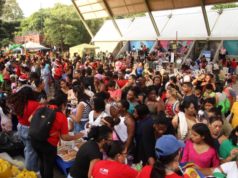Migrantes participan en la tradicional posada navideña este miércoles, en Tapachula, Chiapas (México).