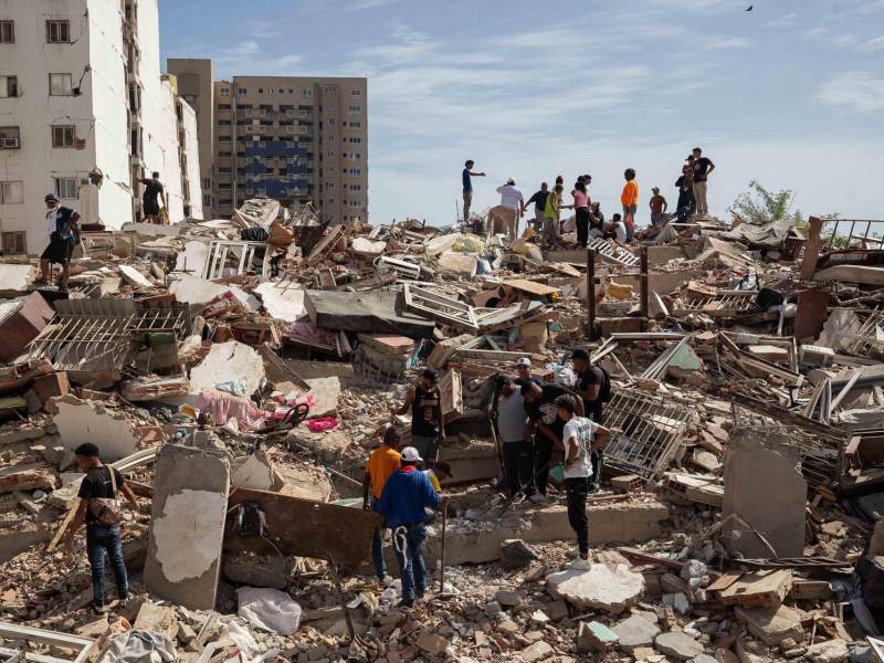El número de fallecidos en Venezuela a causa de los dos terremotos de ayer miércoles se elevó a 188 y el de heridos a 1.520, mientras que al menos 346 construcciones, entre edificios, hospitales y centros comerciales, resultaron afectadas, informó el presidente de la Asamblea Nacional (AN, Parlamento), el chavista Jorge Rodríguez. EFE/ Ronald Peña R.