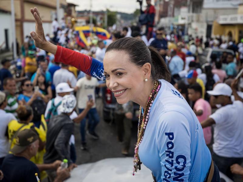 Fotografía de archivo del 17 de julio de 2024 que muestra a la líder opositora, Maria Corina Machado, en un acto de campaña el 17 de julio del 2024 en Guanare, Venezuela.
