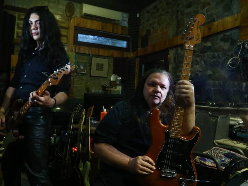 <b>COLABORACIÓN. </b>Max Urso posa junto a Brandon Madrid, un nuevo talento del rock hondureño a quien él le produce su música.