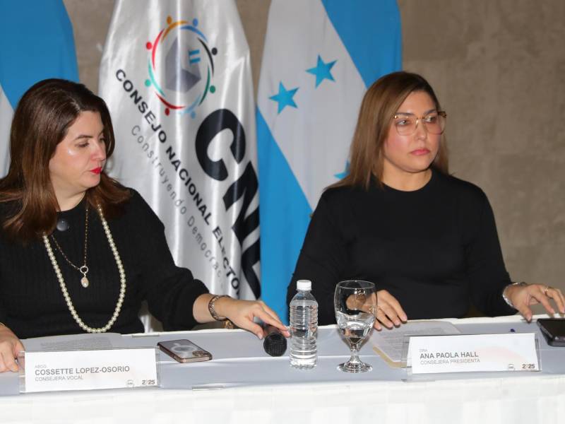Consejera presidenta del Consejo Nacional Electoral (CNE) de Honduras, Ana Paola Hall y la consejera miembro del pleno, Cossette López-Osorio.