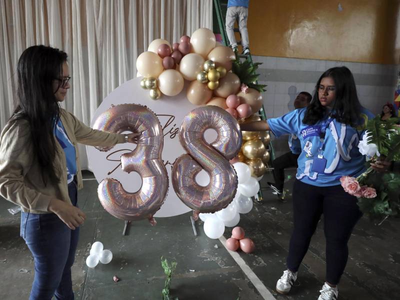 Personas participan en los actos de conmemoración de la organización Casa Alianza el viernes, en Tegucigalpa.