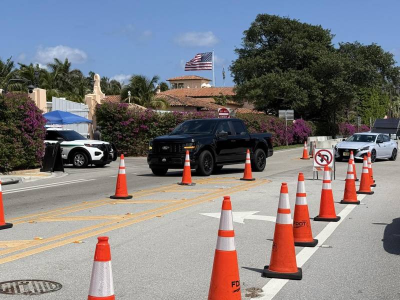 Fotografía de una vía delimitada por conos el sábado, en Palm Beach (Florida).