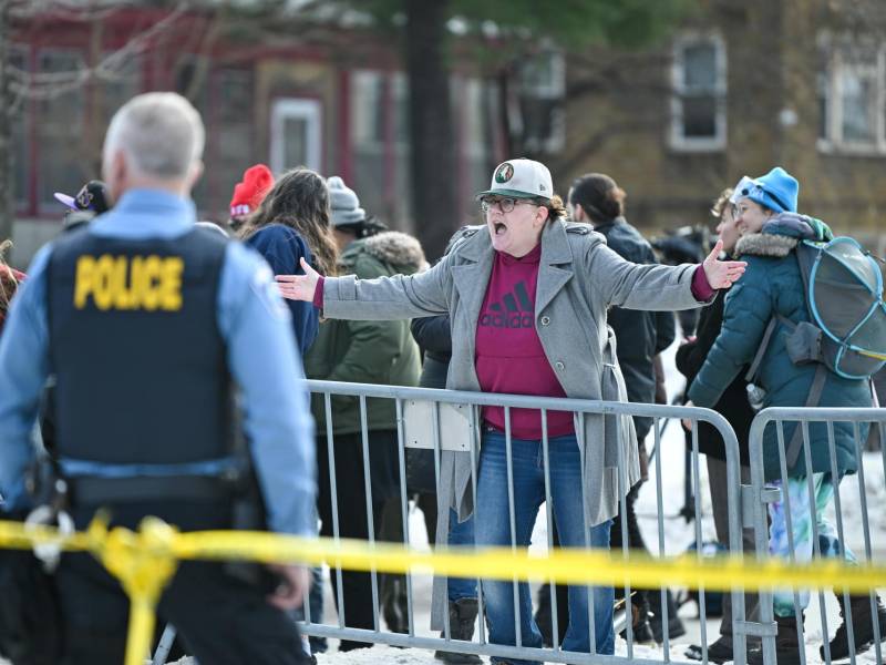 Una mujer murió este miércoles tras recibir disparos de agentes del Servicio de Inmigración y Control de Aduanas (ICE, en inglés) de Estados Unidos en Minnesota, en una confrontación por las crecientes redadas migratorias en ese estado, informó el Departamento de Seguridad Nacional (DHS).