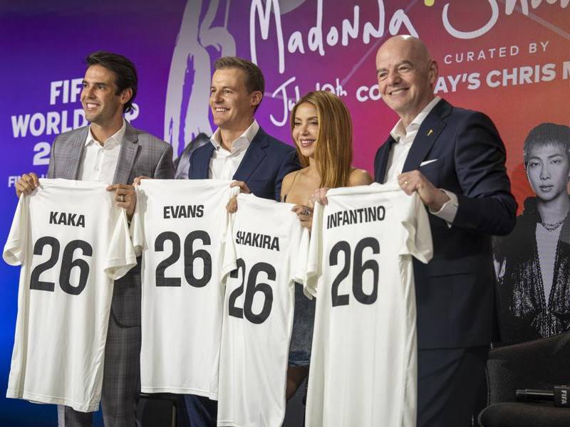 El exfutbolista brasileño Kaká, el cofundador y director ejecutivo de Global Citizen, Hugh Evans; la cantante colombiana Shakira y el presidente de la FIFA, Gianni Infantino, posan durante la presentación en Nueva York de los detalles del espectáculo musical de medio término del Mundial de 2026.