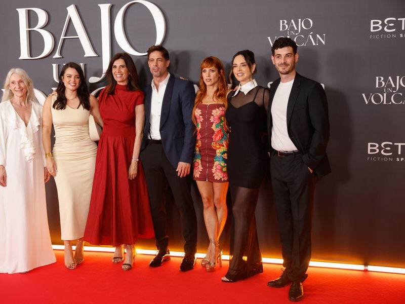El elenco de la película “Bajo un Volcán posa en el photocall celebrado este miércoles en Madrid.