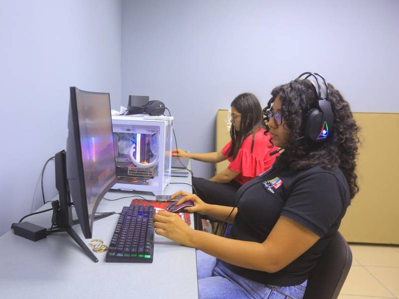 Alumnas de la carrera de Artes en la sala de edición del Estudio Morazán.