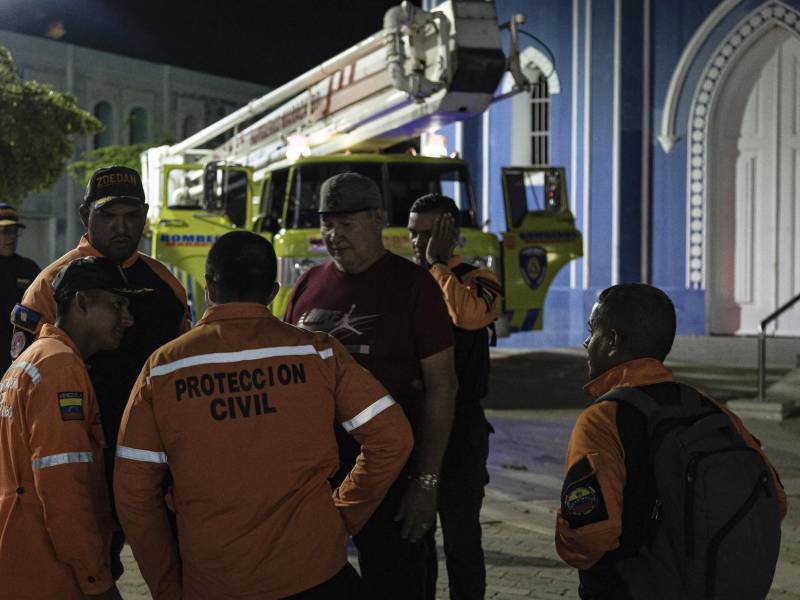 Integrantes de Protección Civil y Bomberos asisten a la iglesia Santa Barbara, afectada por un movimiento sísmico el miércoles, en Maracaibo (Venezuela).