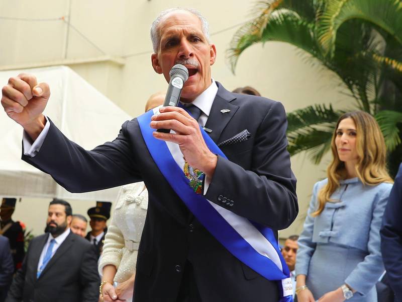 Nasry Asfura asumió este martes 27 de enero de 2026 como nuevo presidente de Honduras, durante la ceremonia de investidura realizada a las 9:00 de la mañana en el hemiciclo del Congreso Nacional. El acto estuvo marcado por varios momentos emotivos, entre ellos la presencia de sus hijas, quienes acapararon miradas durante el evento; así lucieron.