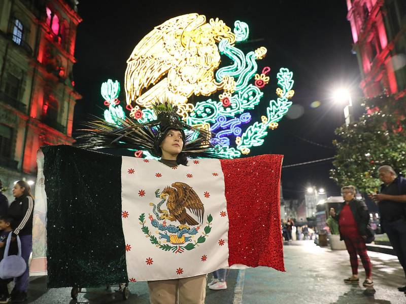 Una mujer con atuendo patriótico posa en el Zócalo de Ciudad de México