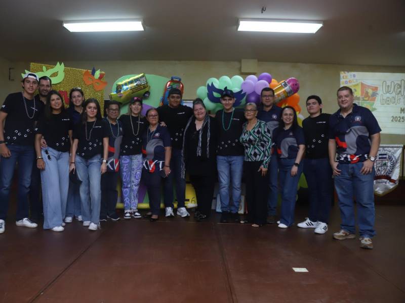 Los orgullosos padres de familia también capturaron una foto del recuerdo con los “seniors” 2026.