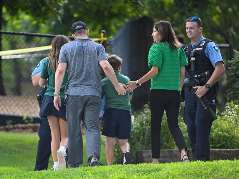 Familias se hacen presentes en la Escuela Católica Annunciation, en Minneapolis, Minnesota tras un tiroteo.