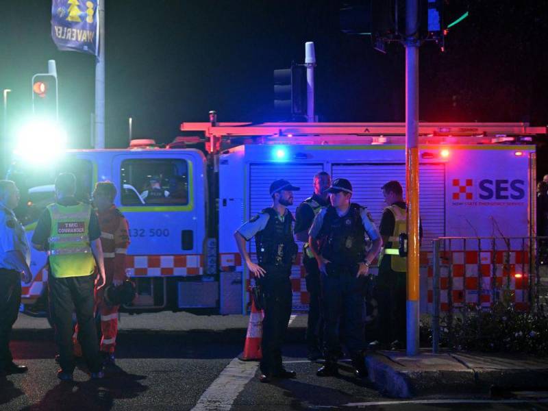 Agentes de policía y los servicios de emergencia trabajan en la zona de la playa de Bondi en Sídney, Australia, donde este domingo al menos 16 personas han muerto, incluido uno los presuntos agresores.