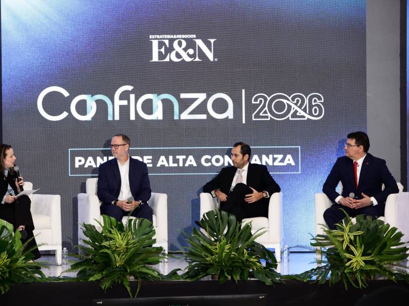 Claudia Díaz, Allan Deware, Ángelo Casco Bruni y Carlos Girón durante el Panel de Alta Confianza.
