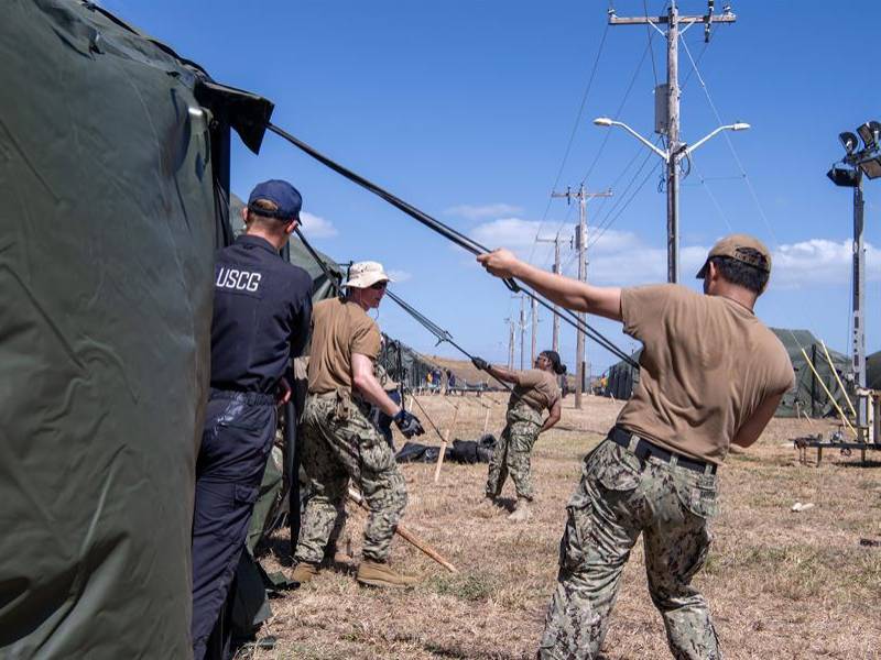 Marines trabajan en la expansión del Centro de Operaciones para Migrantes en la estación naval de la Bahía de Guantánamo en Cuba.