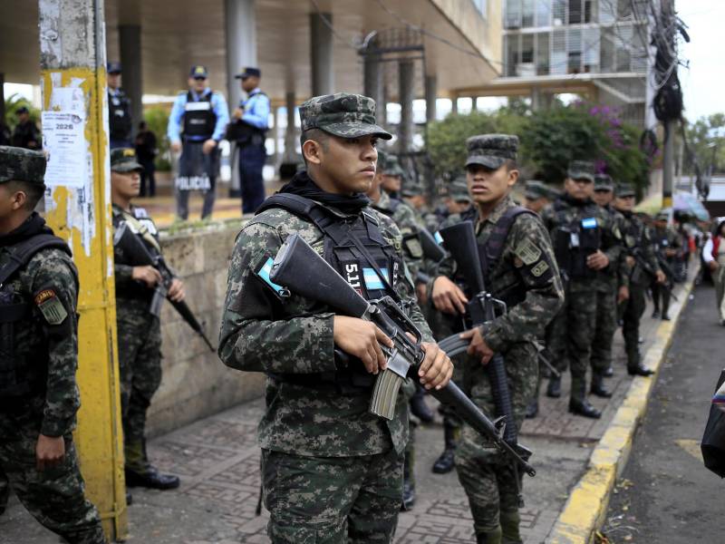 Integrantes del Ejército custodian el martes el Congreso Nacional como medida previa a la toma de posesión de los nuevos diputados para el periodo 2026-2030 en Tegucigalpa.