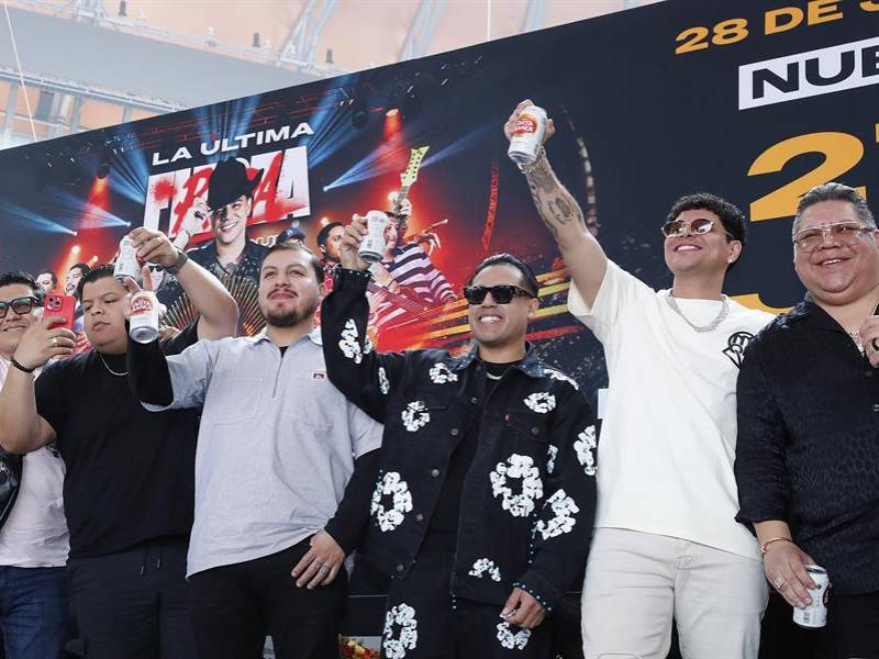 Los integrantes del grupo musical Firme, participaron ayer martes en la rueda de prensa en Ciudad de México (México).