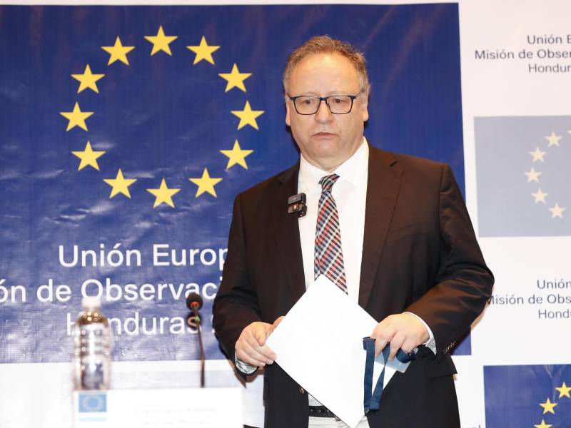 El jefe de la Misión de Observación Electoral de la Unión Europea (MOE-UE), Francisco Assis, participa en una rueda de prensa este martes, en Tegucigalpa.