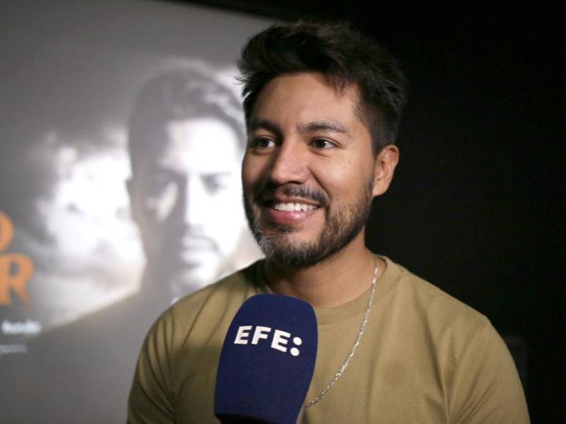 El actor mexicano Mauro González habla durante una entrevista con EFE en Tegucigalpa (Honduras).