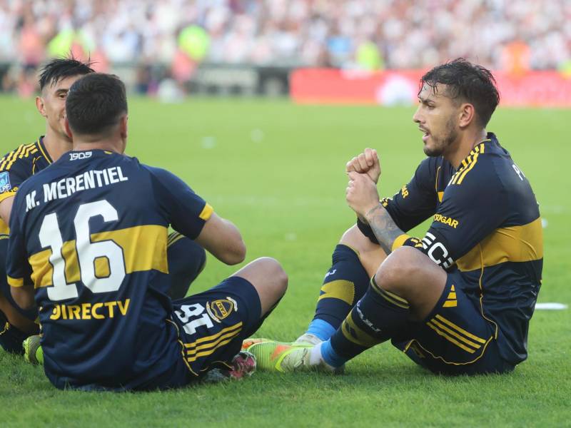 El festejo de Paredes con sus compañeros tras anotar el único gol del encuentro.