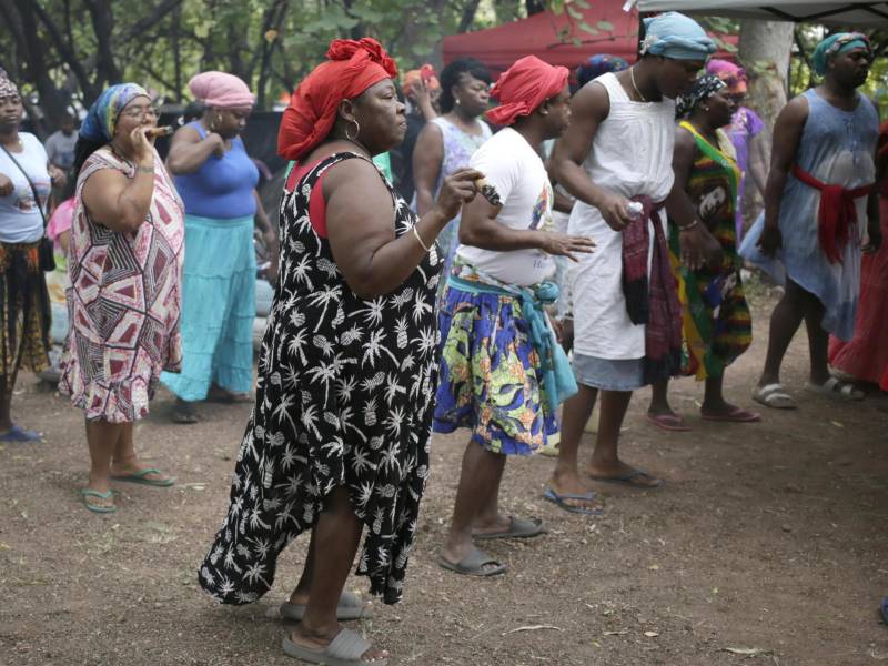 Mujeres garífunas participan en un baile tradicional de su cultura en un campamento instalado frente a la sede de la Corte Suprema de Justicia, este jueves en Tegucigalpa (Honduras).