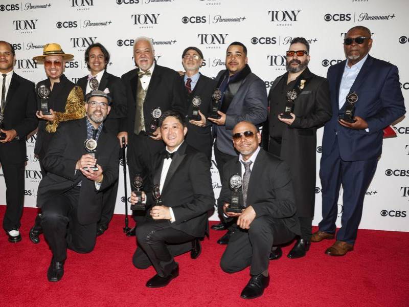 Músicos de la banda Buena Vista Social Clubposan en la sala de prensa después de ganar el ‘Special Tony Award’.