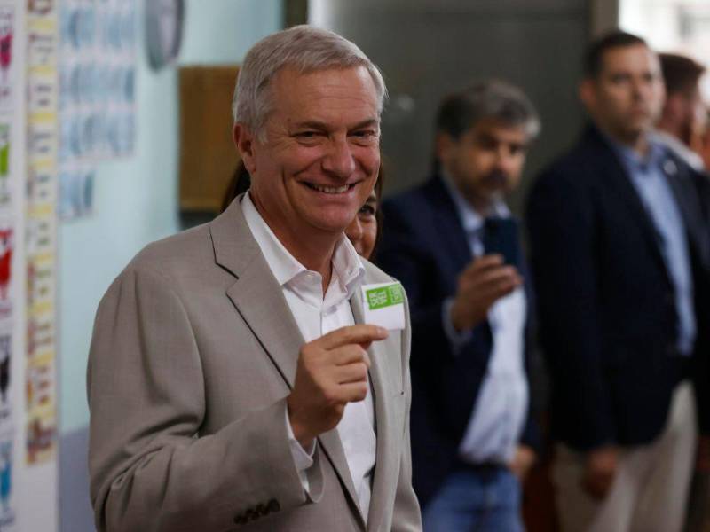 El candidato a la Presidencia de Chile por el Partido Republicano y Social Cristiano, José Antonio Kast, muestra su voto este domingo, durante la segunda vuelta presidencial en Chile en Paine.