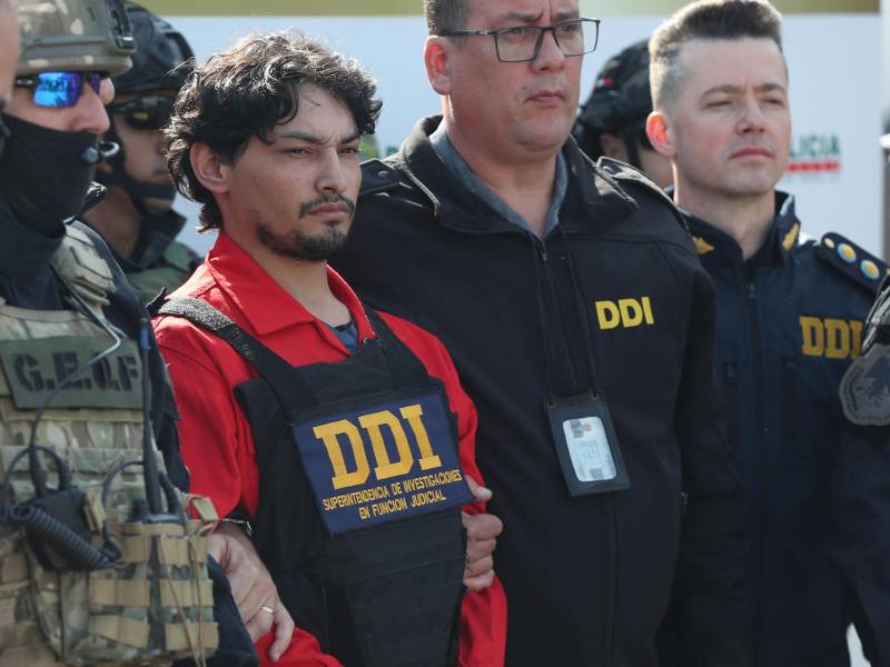 Matías Agustín Ozorio (c), de nacionalidad argentina, fue trasladado por integrantes de la Policía Nacional de Perú (PNP) y de Interpol para ser entregado a la Policía Argentina este jueves.