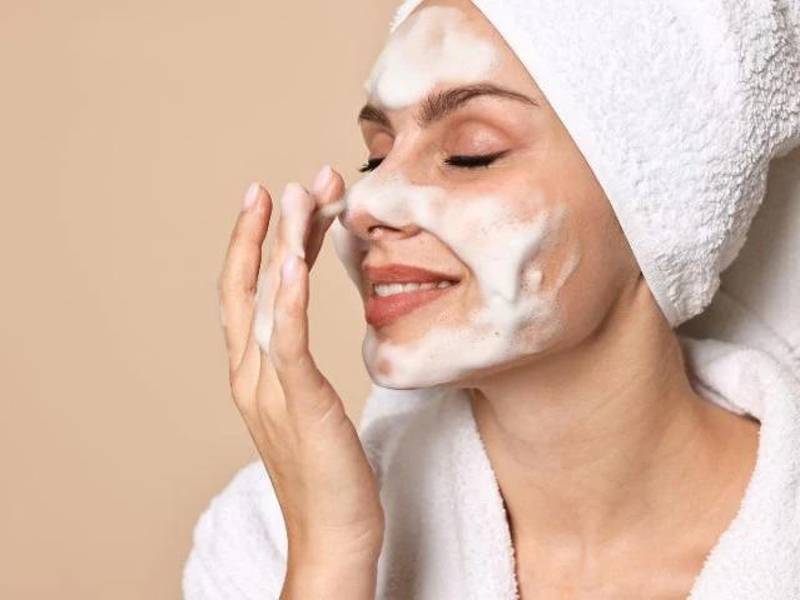 Los especialistas recomiendan aplicar el ácido hialurónico sobre la piel ligeramente húmeda y sellarlo con una crema.